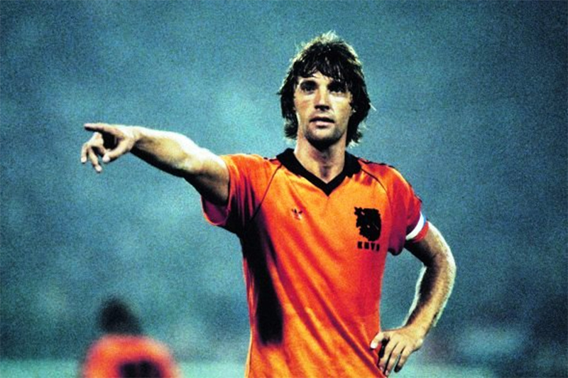 hau-ve-canh-trai-ruud-krol